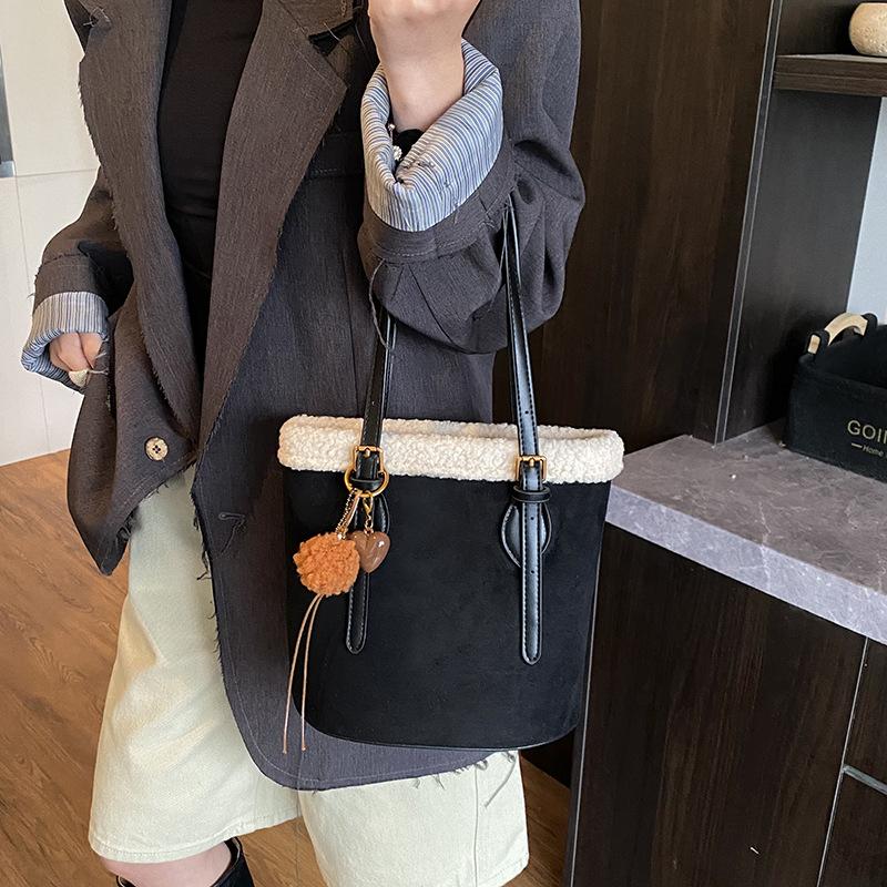 New Textured Casual Top Handle Bag Vintage Plush Large Capacity Bucket Bag Suede Simple and Versatile Storage Bags for Women чёрный
New Textured Casual Top Handle Bag Vintage Plush Large Capacity Bucket Bag Suede Simple and Versatile Storage Bags for Women чёрный