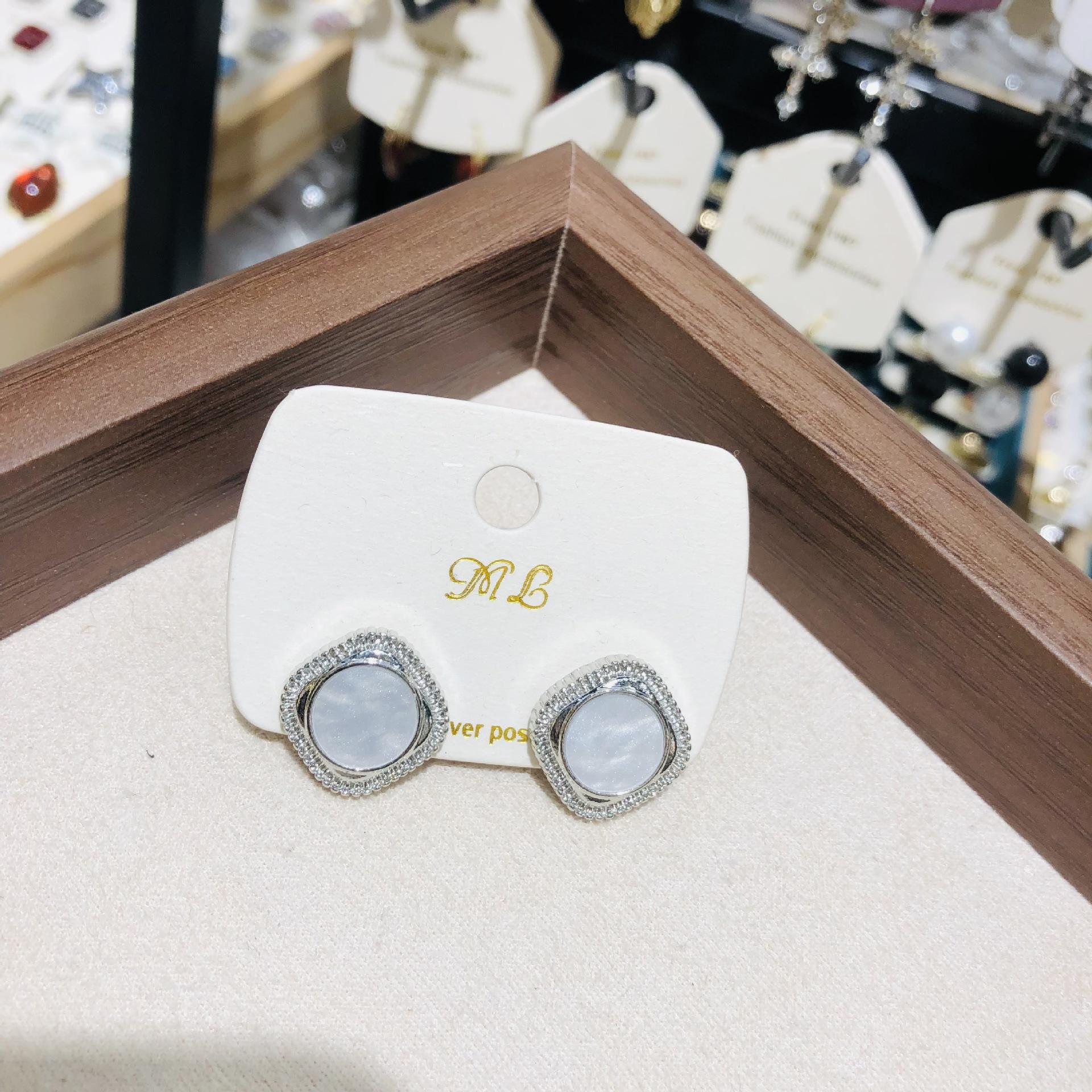 Autumn And Winter Light Luxury Vintage Red Square Geometric Stud Earrings For Women Fashion Simple Metal Jewelry Gifts
Autumn And Winter Light Luxury Vintage Red Square Geometric Stud Earrings For Women Fashion Simple Metal Jewelry Gifts