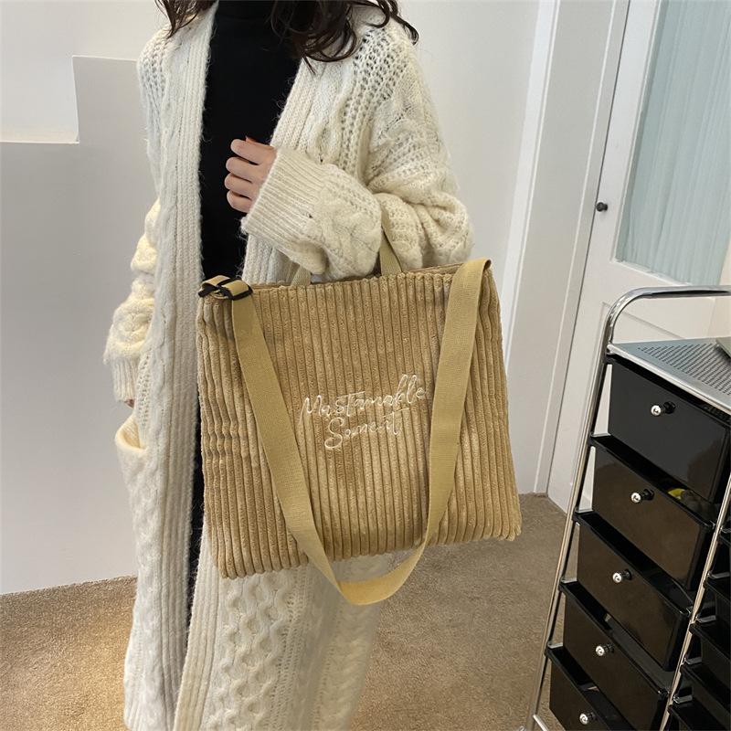 Женская сумка вельветовая новая модная милая сумка через плечо хаки
Женская сумка вельветовая новая модная милая сумка через плечо хаки