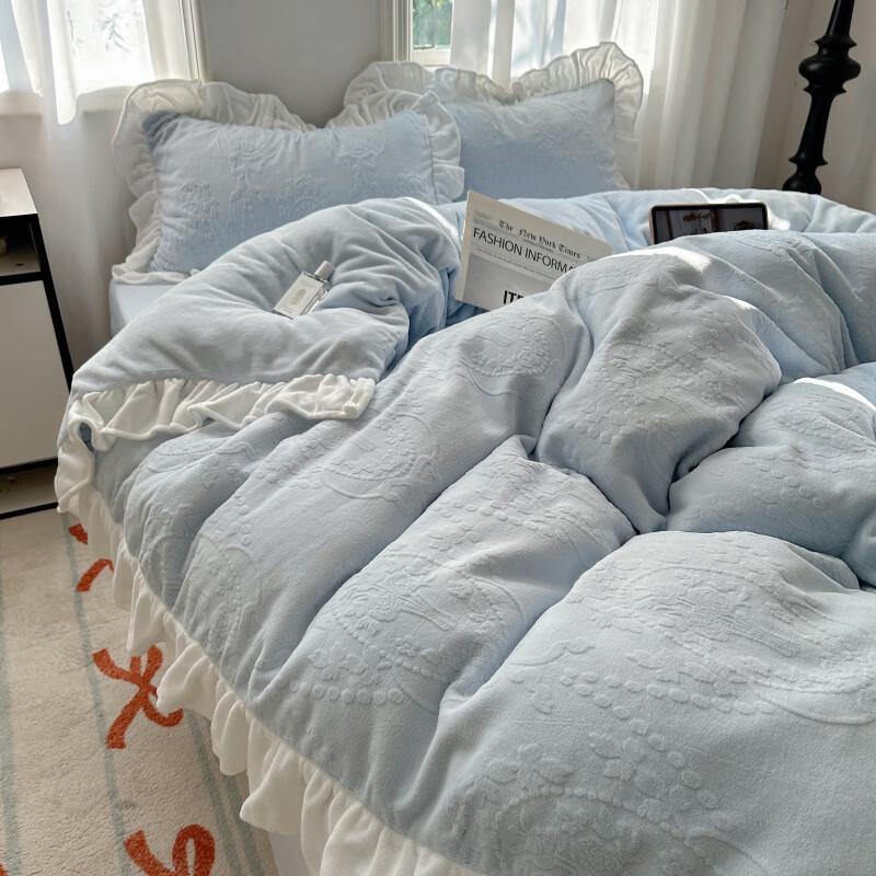 OEING Milk Velvet 4-Piece Bedding Set
OEING Milk Velvet 4-Piece Bedding Set