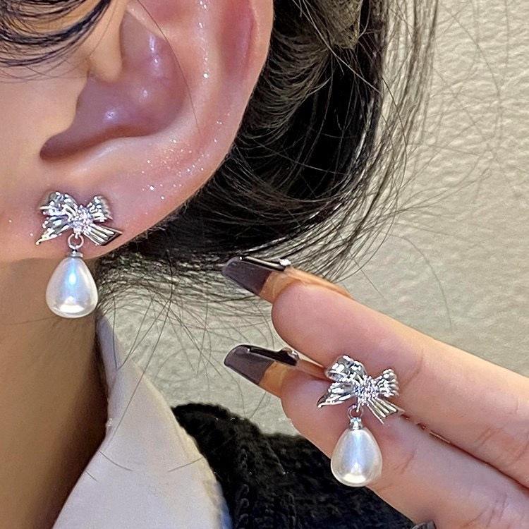 Autumn and winter high-end bow pearl stud earrings women s niche design temperament earrings earrings new trendy
Autumn and winter high-end bow pearl stud earrings women s niche design temperament earrings earrings new trendy