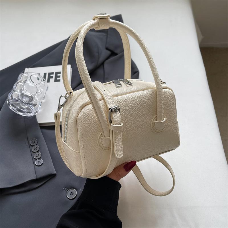 Универсальная простая дорожная портативная сумка-боулинг женская корейская версия 2025 новая популярная высококачественная наплечная сумка-мессенджер
Универсальная простая дорожная портативная сумка-боулинг женская корейская версия 2025 новая популярная высококачественная наплечная сумка-мессенджер