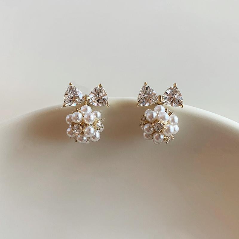Ladies Light Luxury Butterfly Knot Ball Earrings 1 pair of earrings
Ladies Light Luxury Butterfly Knot Ball Earrings 1 pair of earrings