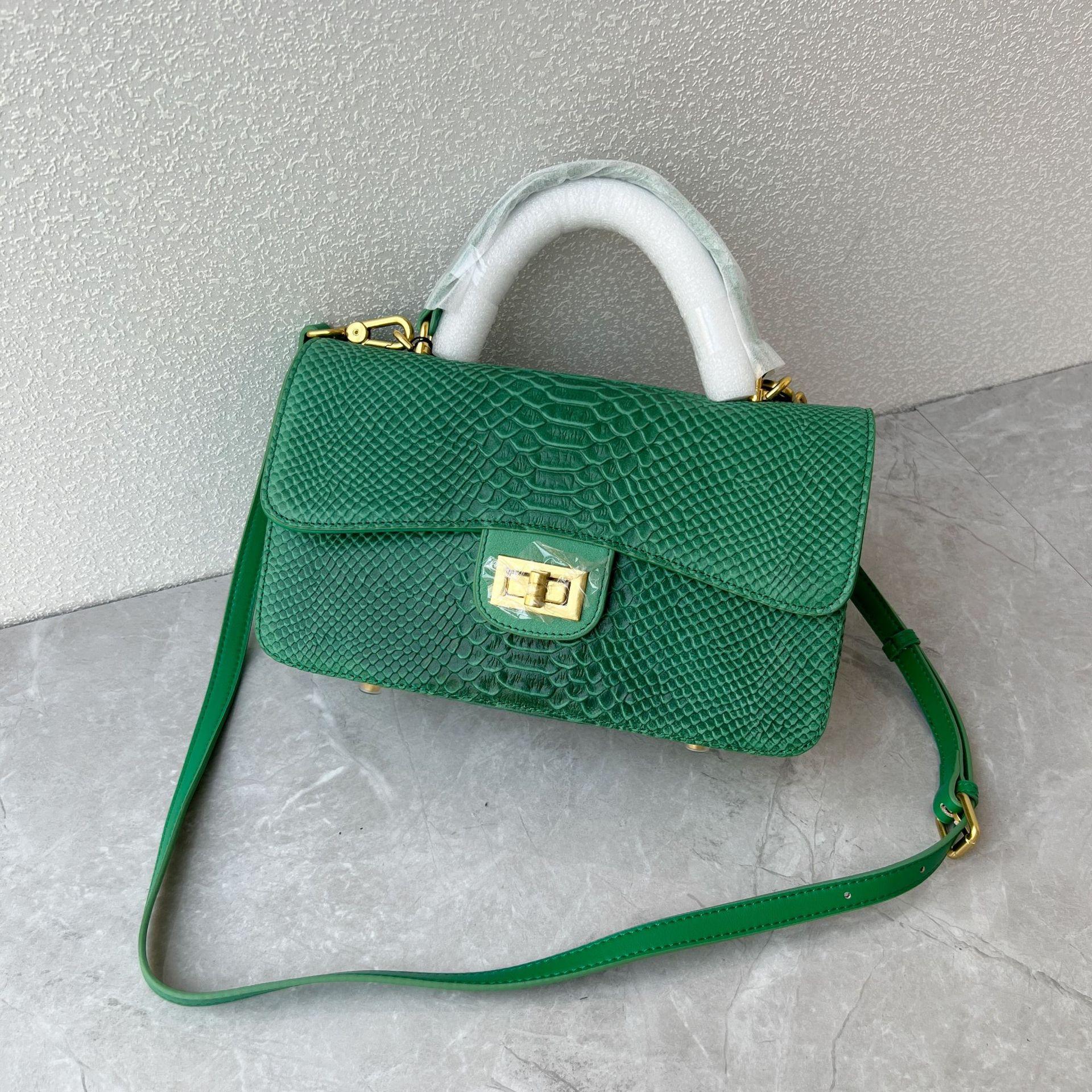 Новая модная кожаная женская сумка высокого класса с рисунком змеи, небольшая квадратная сумка, легкая, роскошная, портативная, первого слоя, из коровьей кожи, женская сумка-мессенджер через плечо 26*10*15cm зелёный
Новая модная кожаная женская сумка высокого класса с рисунком змеи, небольшая квадратная сумка, легкая, роскошная, портативная, первого слоя, из коровьей кожи, женская сумка-мессенджер через плечо 26*10*15cm зелёный