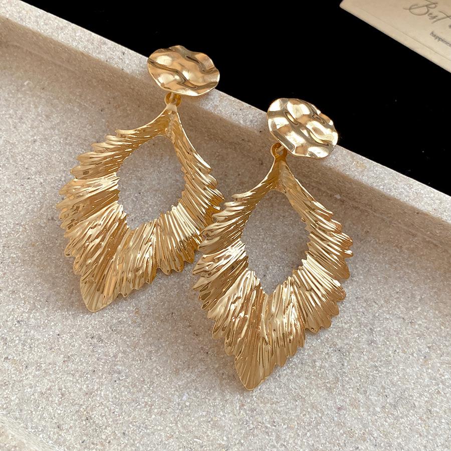 Explosive silver needle metal pleated leaf pendant earrings European and American fashion stud earrings light luxury high-end earrings women
Explosive silver needle metal pleated leaf pendant earrings European and American fashion stud earrings light luxury high-end earrings women