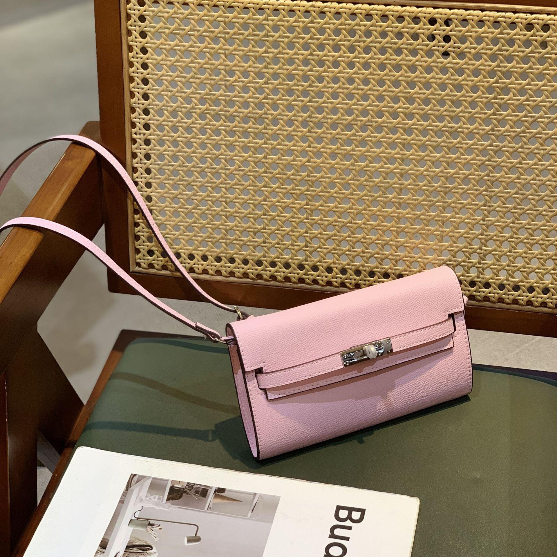 New palm pattern Kelly bag retro messenger bag fashion shoulder bag hand wallet mobile phone bag women 20x4x11 рожевий
New palm pattern Kelly bag retro messenger bag fashion shoulder bag hand wallet mobile phone bag women 20x4x11 рожевий