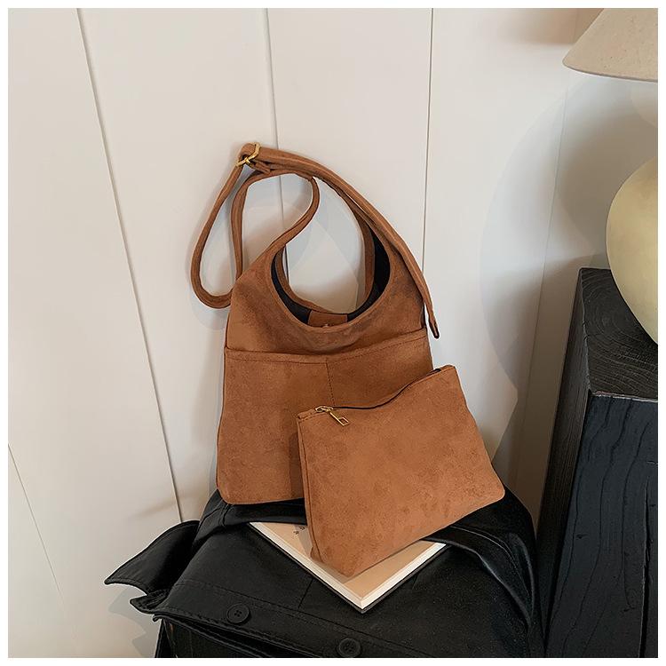 This year s popular bag women s large-capacity 2024 new autumn and winter retro messenger bag child and mother bucket bag коричневий
This year s popular bag women s large-capacity 2024 new autumn and winter retro messenger bag child and mother bucket bag коричневий