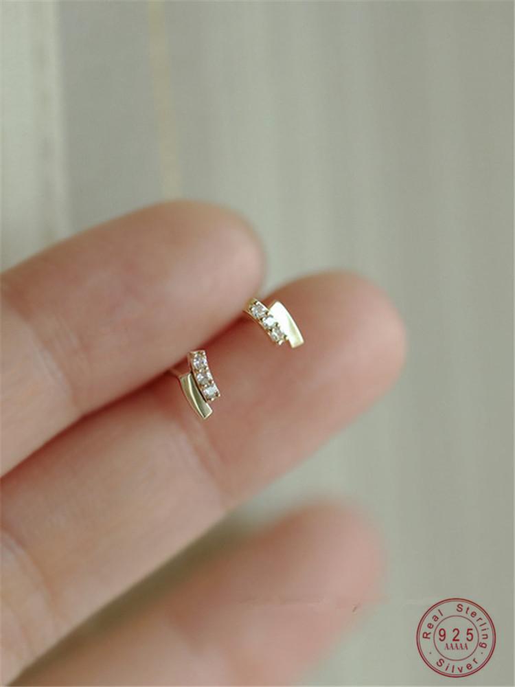 925 Sterling Silver Plating 14k Gold Pavé Crystal Arc Stud Earrings Women Light Luxury Fashion Party Wedding Jewelry Gift Gold
925 Sterling Silver Plating 14k Gold Pavé Crystal Arc Stud Earrings Women Light Luxury Fashion Party Wedding Jewelry Gift Gold