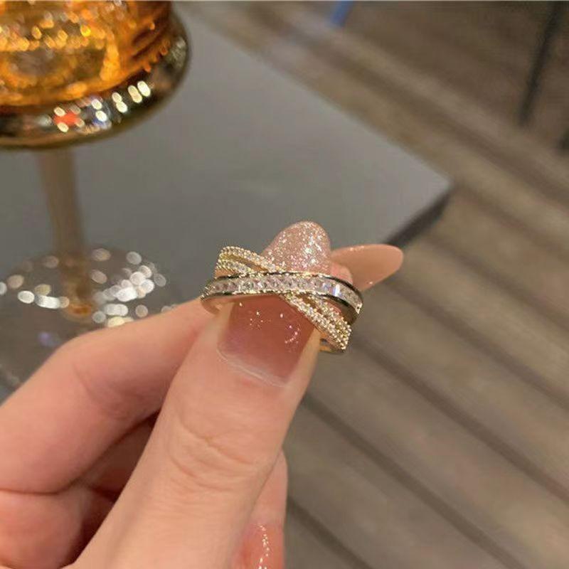 New simple and fashionable diamond-encrusted zircon cross-opening ring, high-end light luxury cold wind ring чорний
New simple and fashionable diamond-encrusted zircon cross-opening ring, high-end light luxury cold wind ring чорний