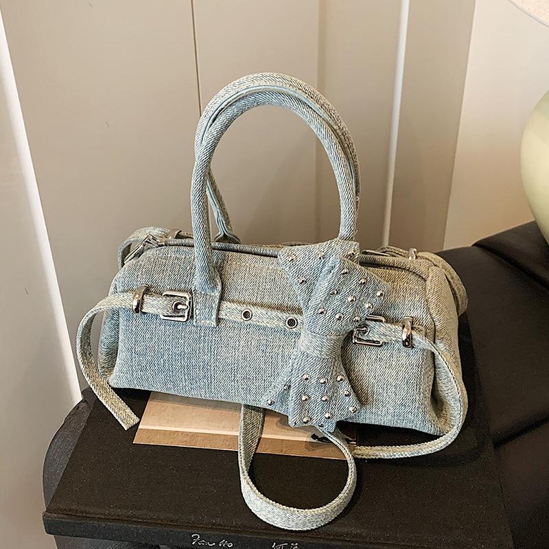 Premium texture commuter portable Boston bag women s 2025 new bow fashion foreign style shoulder messenger bag синій
Premium texture commuter portable Boston bag women s 2025 new bow fashion foreign style shoulder messenger bag синій