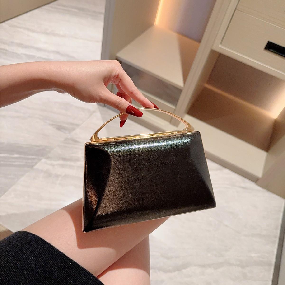 Classic Sparkling Glitter Hard Box Small Square Bag Women s Hand-Held Evening Bag Party Prom Wedding Matching Dress
Classic Sparkling Glitter Hard Box Small Square Bag Women s Hand-Held Evening Bag Party Prom Wedding Matching Dress