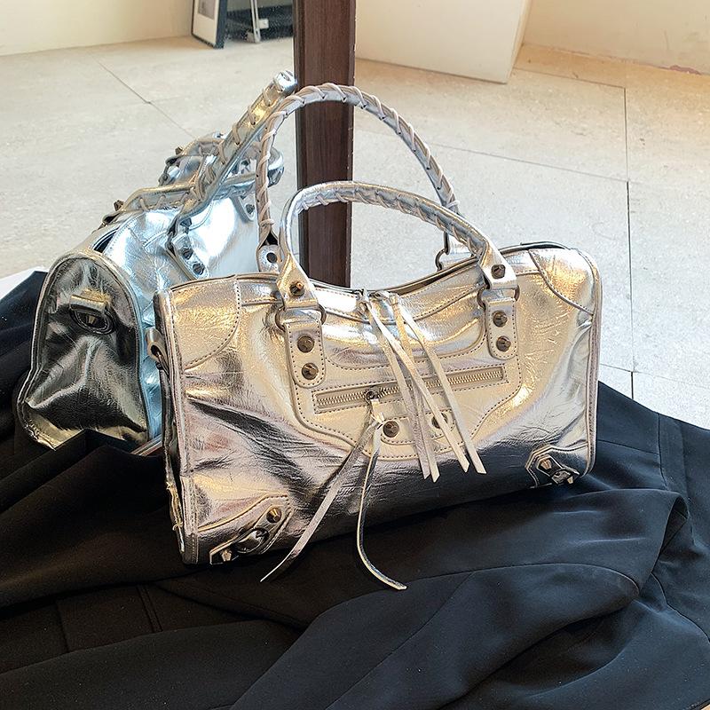 Текстурированная ручная дорожная сумка большой вместимости, женская простая Temperament универсальная сумка через плечо, дорожная сумка на короткие расстояния 39*10*24
Текстурированная ручная дорожная сумка большой вместимости, женская простая Temperament универсальная сумка через плечо, дорожная сумка на короткие расстояния 39*10*24