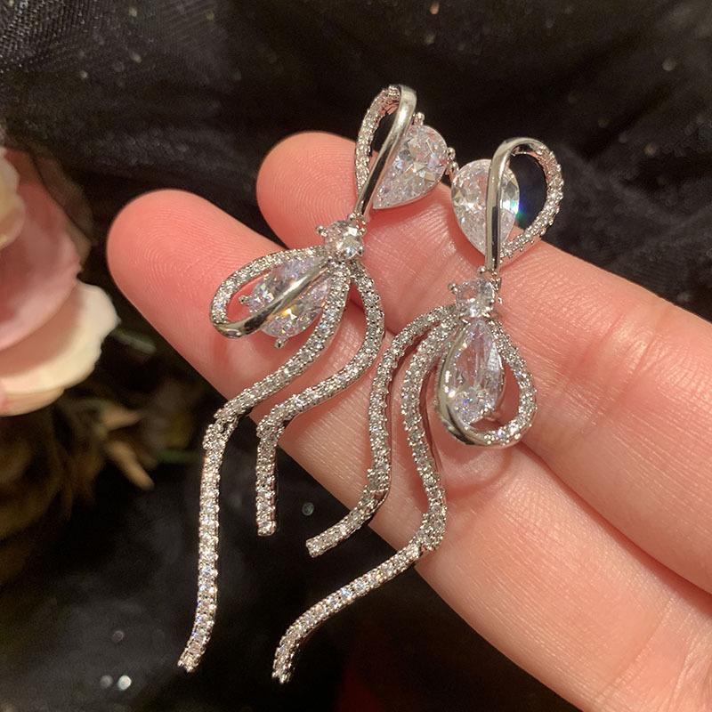 Zircon bow tassel earrings fashion stud earrings light luxury high temperament versatile earrings
Zircon bow tassel earrings fashion stud earrings light luxury high temperament versatile earrings