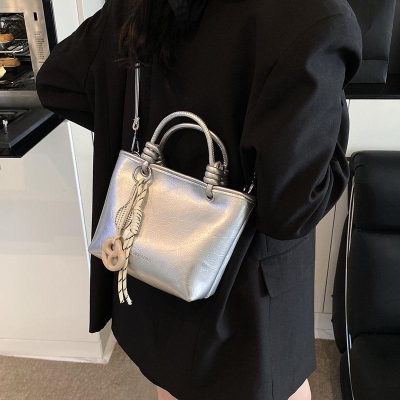 This year s popular handbag women s 2025 new high-end textured bucket bag shoulder messenger bag
This year s popular handbag women s 2025 new high-end textured bucket bag shoulder messenger bag