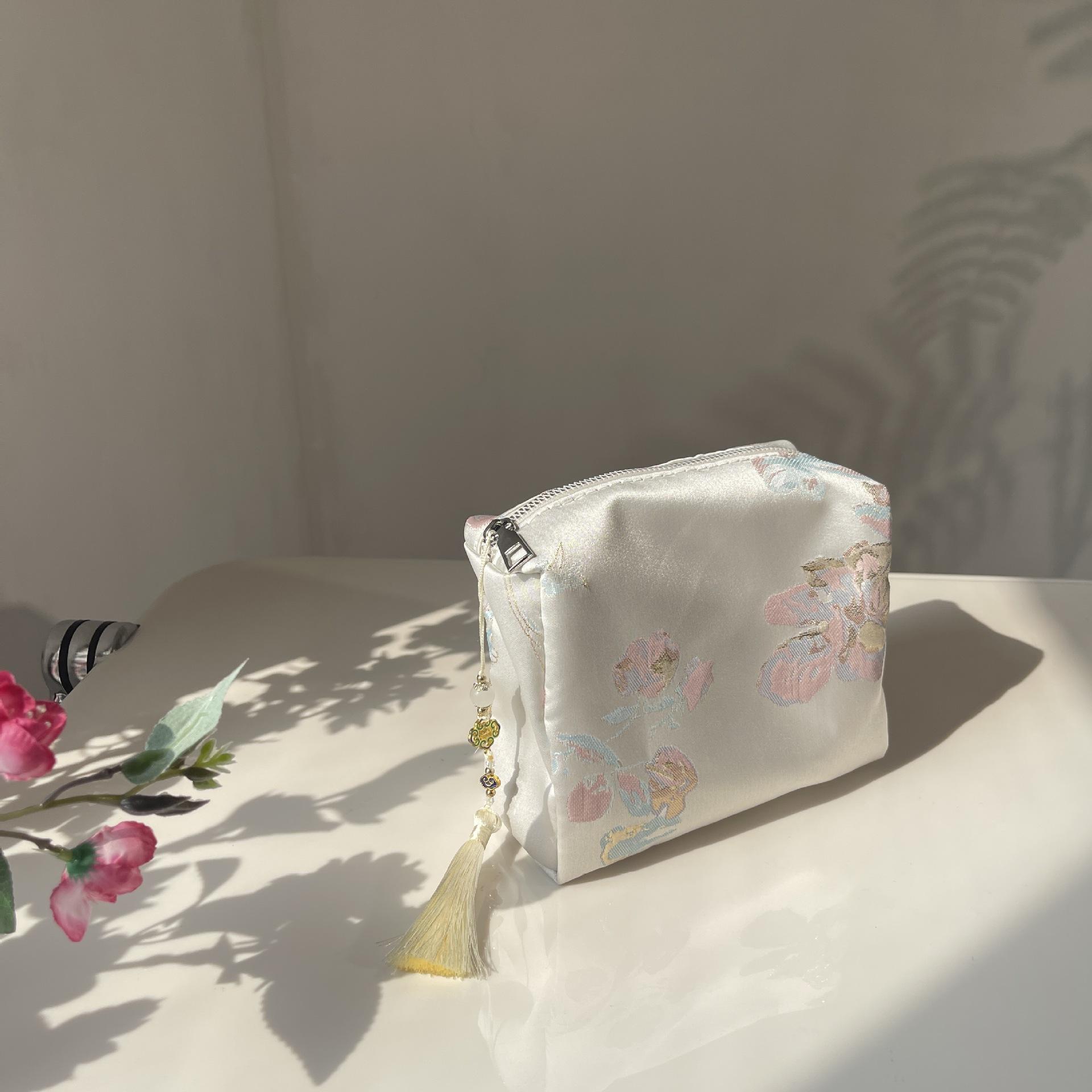 Floral Cosmetic Bag Women Travel Makeup Organizer Zipper Clutch Storage Bag Beauty Case белый
Floral Cosmetic Bag Women Travel Makeup Organizer Zipper Clutch Storage Bag Beauty Case белый