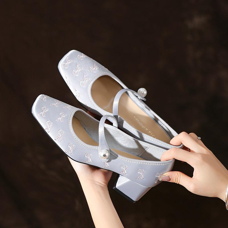 Retro embroidered square head single shoes women s thick heel with Mary Jane shoes new Chinese style autumn 34 серый
Retro embroidered square head single shoes women s thick heel with Mary Jane shoes new Chinese style autumn 34 серый