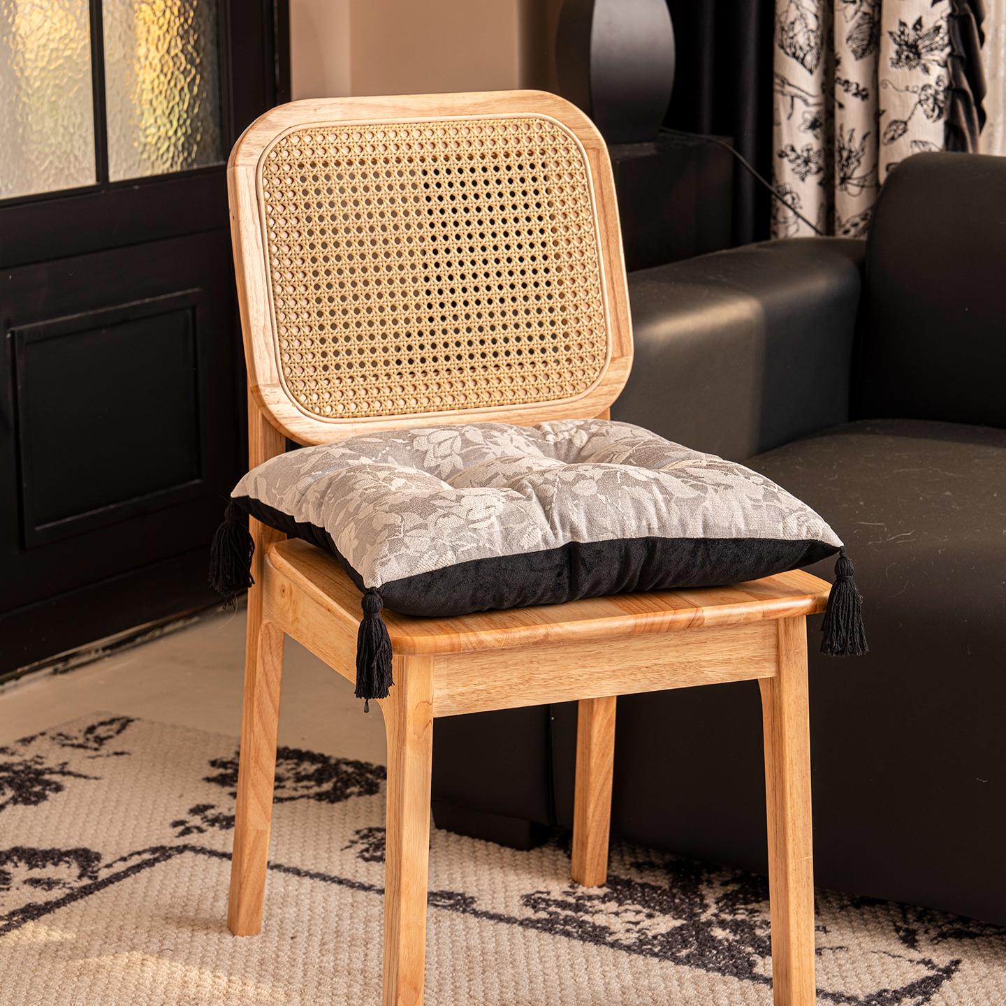 Retro Chair Pad Four Seasons Universal Snail Velvet Tat Zu Dining Chair Pad Office Sitting Cuion Home Decorative Fabric 45 x 45 x 7 cm
Retro Chair Pad Four Seasons Universal Snail Velvet Tat Zu Dining Chair Pad Office Sitting Cuion Home Decorative Fabric 45 x 45 x 7 cm