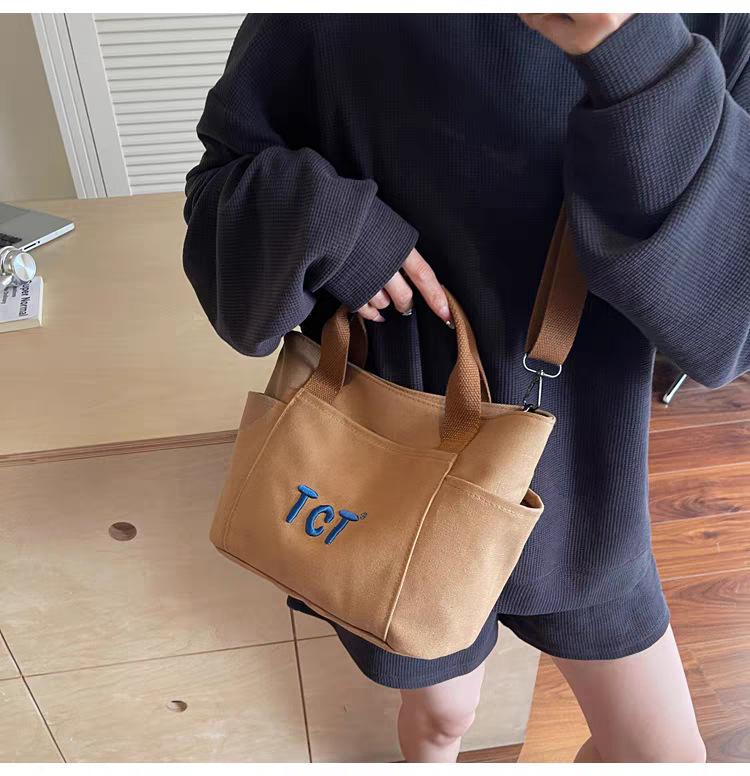Vintage Portable Canvas Bag Women s Fashionable Simple Cross-body All-matching Large-capacity Commuting Class 31x12x21 світло-коричневого кольору
Vintage Portable Canvas Bag Women s Fashionable Simple Cross-body All-matching Large-capacity Commuting Class 31x12x21 світло-коричневого кольору