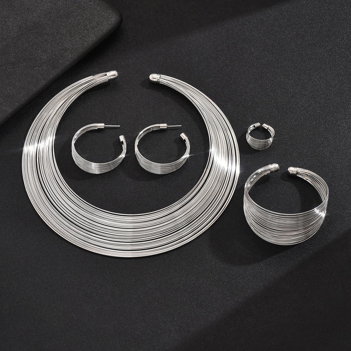 Элегантный многослойный комплект из металлических колец для женщин - модный и универсальный европейский/американский дизайн серебряный
Элегантный многослойный комплект из металлических колец для женщин - модный и универсальный европейский/американский дизайн серебряный