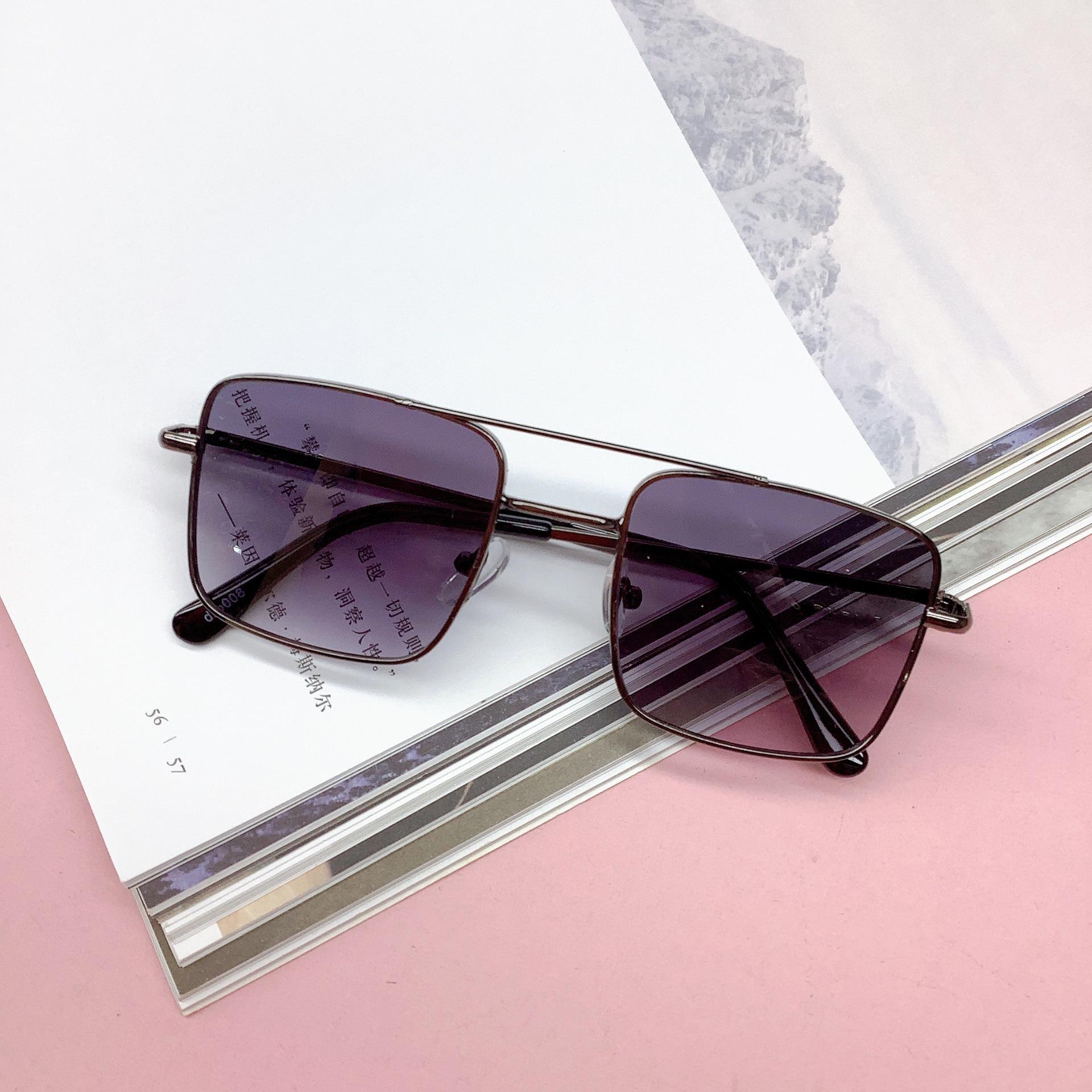 2025 New Metal Run Square UV400 Fashionable new children s sunglasses for travel, sunscreen and UV protection for boys серый
2025 New Metal Run Square UV400 Fashionable new children s sunglasses for travel, sunscreen and UV protection for boys серый