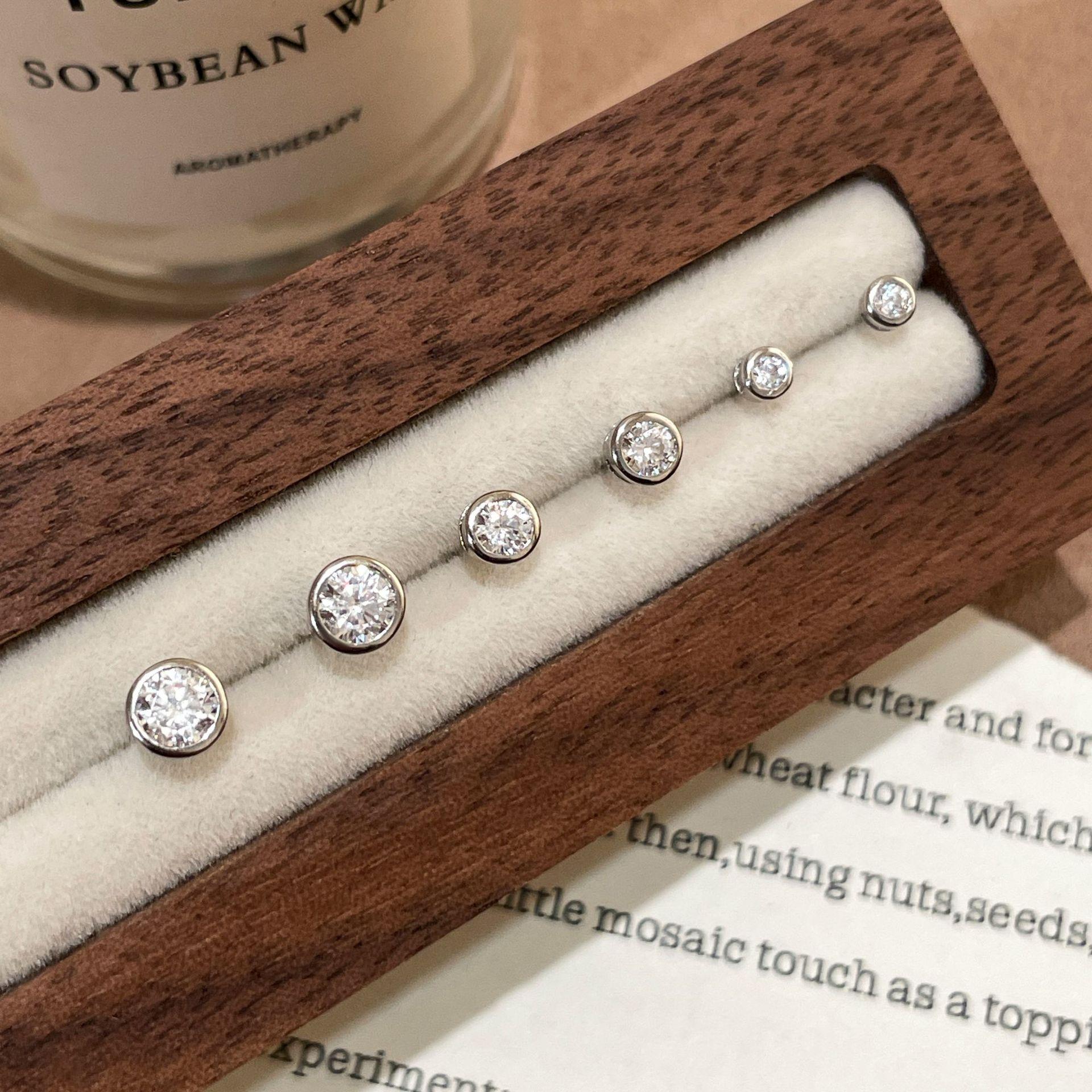 925 Sterling Silver Bezel Set CZ Stud Earrings | Multiple Sizes Gold/Silver Tone Cubic Zirconia Minimalist Earrings for Women Me 3MM серебряный
925 Sterling Silver Bezel Set CZ Stud Earrings | Multiple Sizes Gold/Silver Tone Cubic Zirconia Minimalist Earrings for Women Me 3MM серебряный