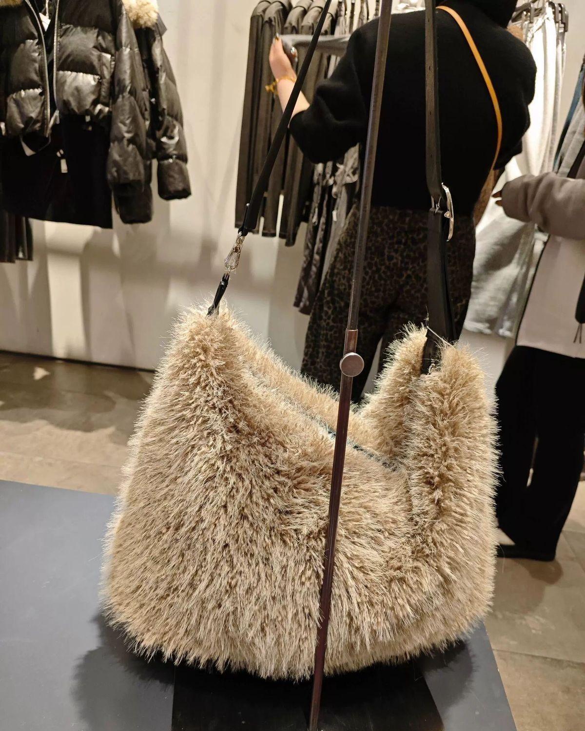 JIAERDI Vintage Khaki Handbag Women 2025 Fashionable Large Capacity Soft Plush Tote Bag Ladies Retro Casual Shoulder Bag Y2k 39x21x20cm хаки
JIAERDI Vintage Khaki Handbag Women 2025 Fashionable Large Capacity Soft Plush Tote Bag Ladies Retro Casual Shoulder Bag Y2k 39x21x20cm хаки