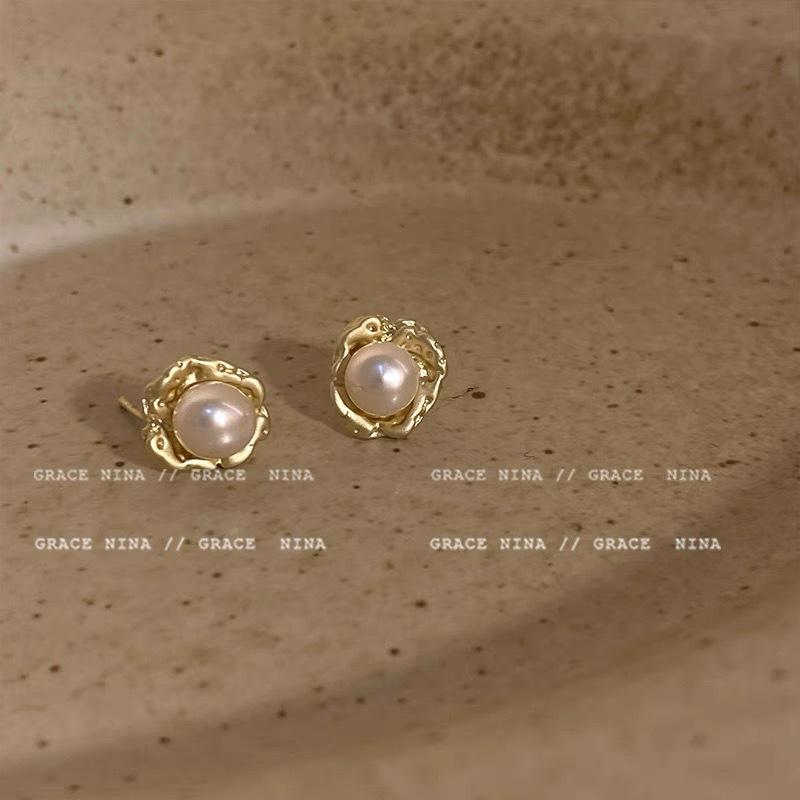 Simple irregular pearl stud earrings, niche design, earrings, fashion and high-end, personalized and unique ear jewelry, women
Simple irregular pearl stud earrings, niche design, earrings, fashion and high-end, personalized and unique ear jewelry, women