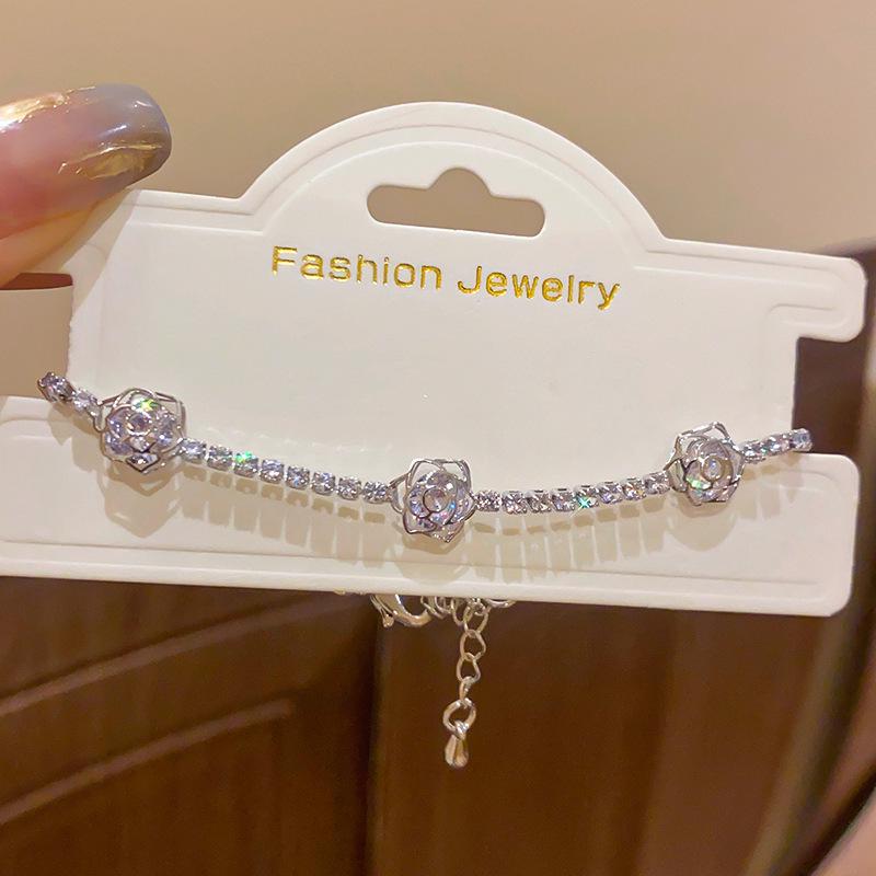 Zircon Flower Hollow Bracelet: Elegant, Versatile, High-End Jewelry for Women
Zircon Flower Hollow Bracelet: Elegant, Versatile, High-End Jewelry for Women