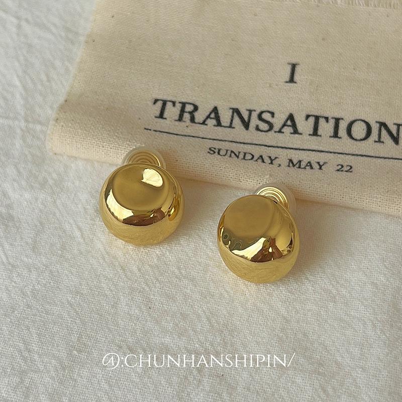 Small round bean ear clips without ear holes, women s stud earrings, high-end earrings, copper-plated K real gold gold round earrings.
Small round bean ear clips without ear holes, women s stud earrings, high-end earrings, copper-plated K real gold gold round earrings.