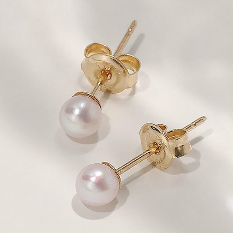 Own AAA Akoya Pearl Earrings (4mm / 14k gold) Yellow gold (model wearing)
Own AAA Akoya Pearl Earrings (4mm / 14k gold) Yellow gold (model wearing)
