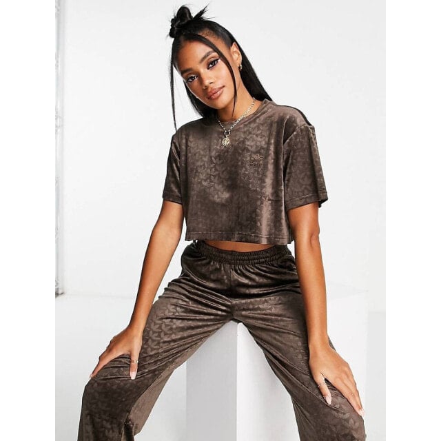 Коричневый укороченный топ с повторяющимся логотипом adidas Originals Luxe Lounge
Коричневый укороченный топ с повторяющимся логотипом adidas Originals Luxe Lounge