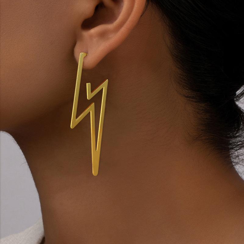 Металлические полые серьги-капли с геометрическим узором и молниями
Металлические полые серьги-капли с геометрическим узором и молниями