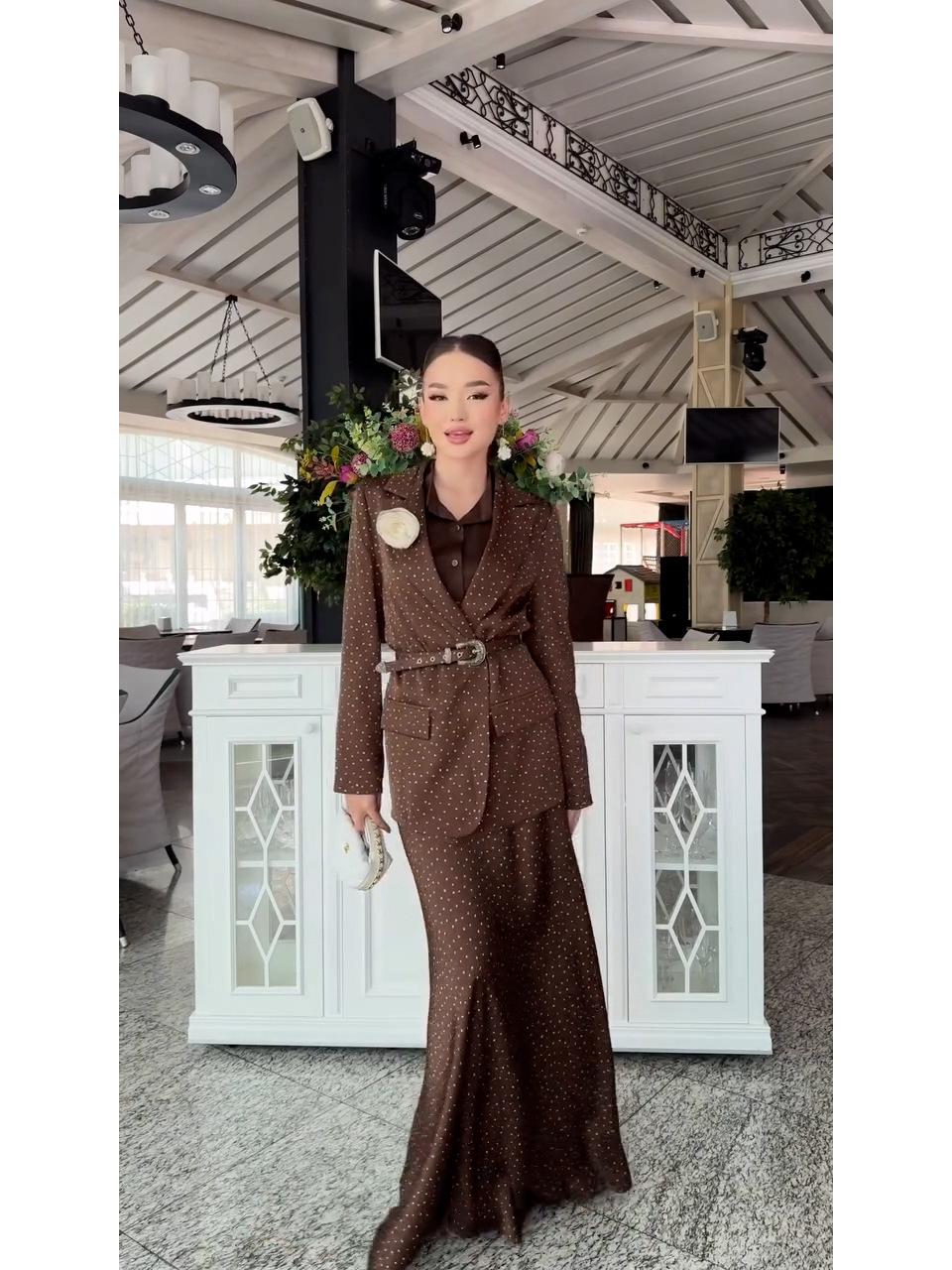 Summer 2025 Elegant Two-Piece Set: Stylish Blazer & High-Waisted Skirt XXL
Summer 2025 Elegant Two-Piece Set: Stylish Blazer & High-Waisted Skirt XXL