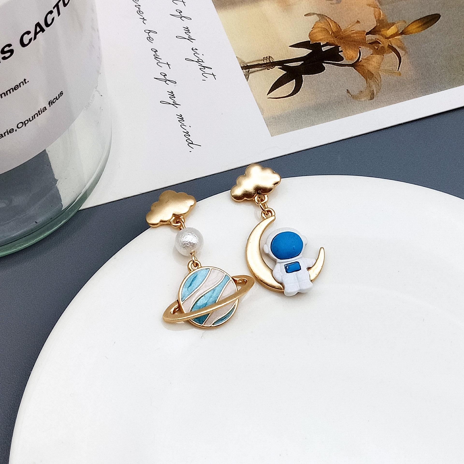 Чарівні асиметричні сережки-зірки та астронавти з емаллю та стразами
Чарівні асиметричні сережки-зірки та астронавти з емаллю та стразами