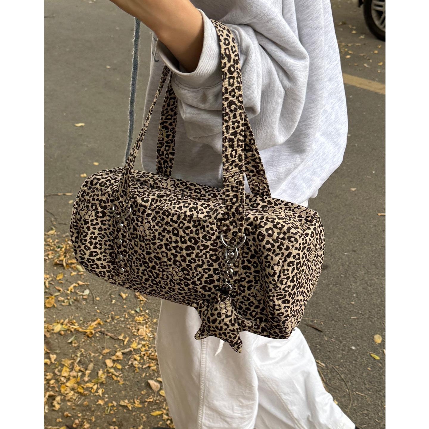Korean casual large capacity handbag women s bag 2025 new leopard print canvas bag fashionable shoulder pillow bag
Korean casual large capacity handbag women s bag 2025 new leopard print canvas bag fashionable shoulder pillow bag