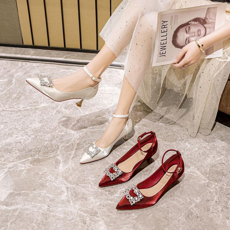 Red wedding shoes one word with pointed high heels stiletto new middle heel single shoes white bridesmaid shoes 34 бежевий
Red wedding shoes one word with pointed high heels stiletto new middle heel single shoes white bridesmaid shoes 34 бежевий