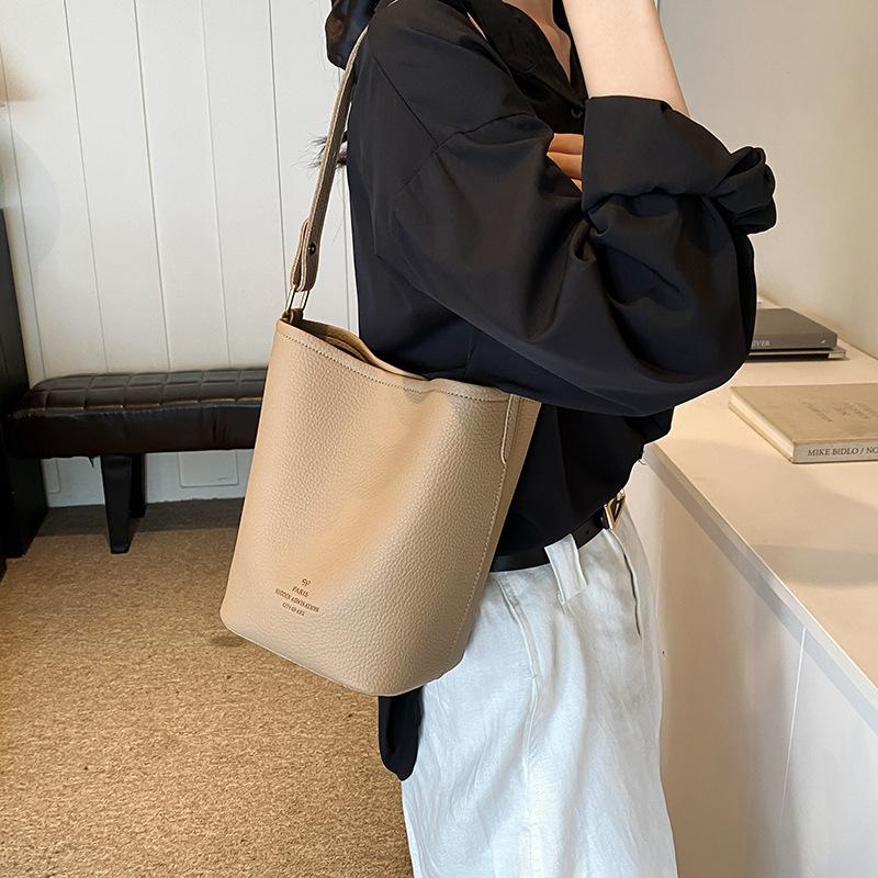 2025 new bag women s fashion contrasting color PU portable shoulder bag trend high-end bucket bag versatile messenger bag One size чёрный
2025 new bag women s fashion contrasting color PU portable shoulder bag trend high-end bucket bag versatile messenger bag One size чёрный