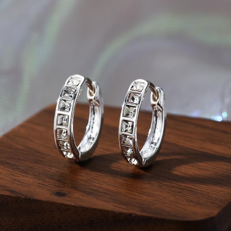 1 Pair of fashionable super flash diamond earrings for men and women light luxury imitation moissanite earrings versatile temperament high-end earring
1 Pair of fashionable super flash diamond earrings for men and women light luxury imitation moissanite earrings versatile temperament high-end earring