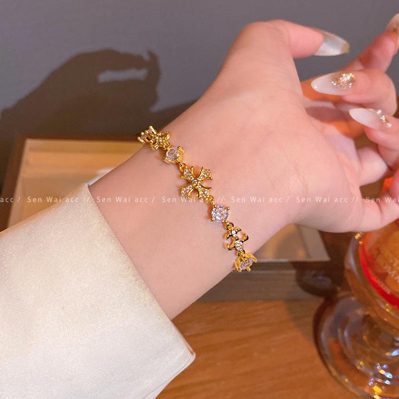European and American micro-inlaid zircon cross bracelet women s fashion exquisite high-end bracelet pull adjustable hand jewelry
European and American micro-inlaid zircon cross bracelet women s fashion exquisite high-end bracelet pull adjustable hand jewelry