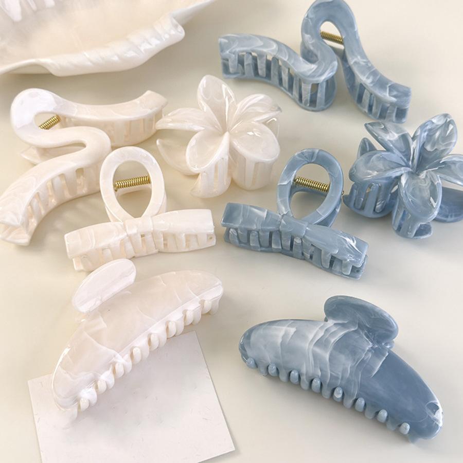 Acrylic smudged double-sided flower hairpin female simple small fresh grab clip high-end sense fashionable commuting versatile hair accessories
Acrylic smudged double-sided flower hairpin female simple small fresh grab clip high-end sense fashionable commuting versatile hair accessories