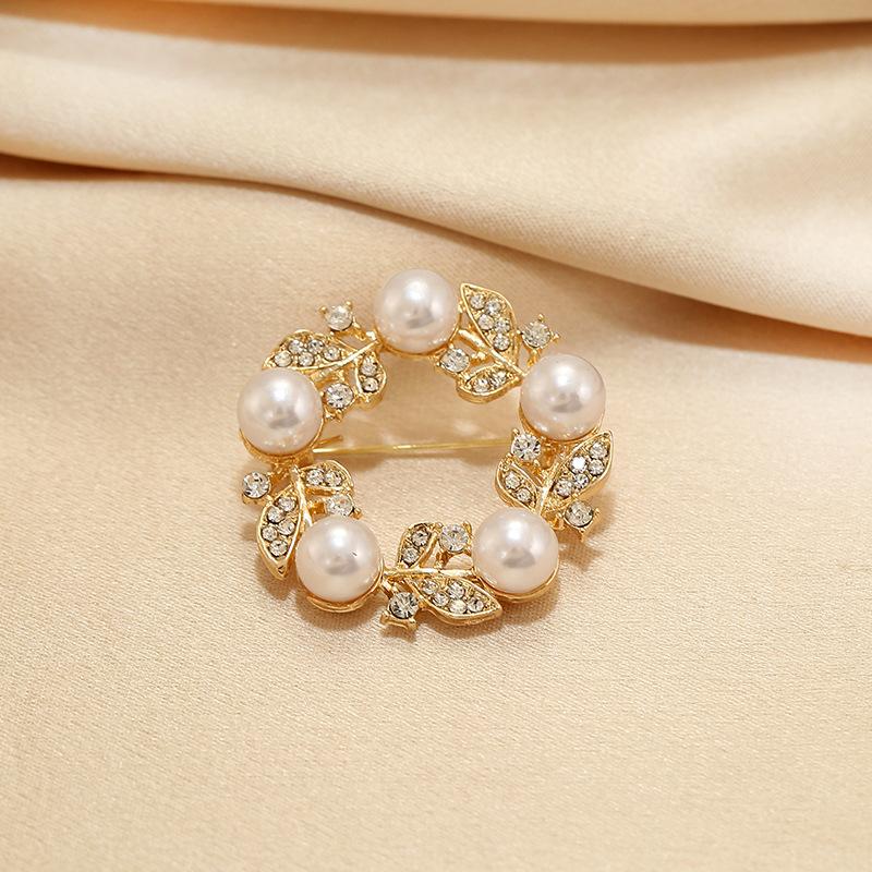 Pearl simple style diamond set round brooch women s ins temperament versatile corsage blazer pin accessories
Pearl simple style diamond set round brooch women s ins temperament versatile corsage blazer pin accessories