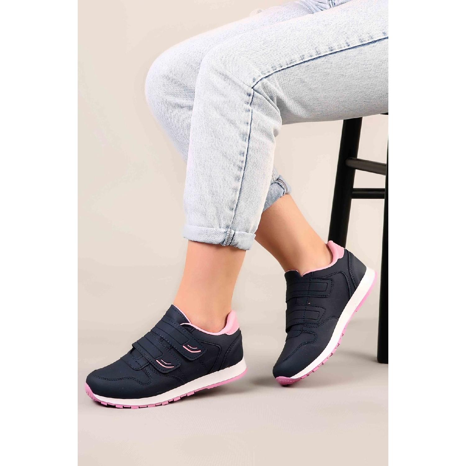 Спортивная обувь унисекс темно-синего цвета в двойную полоску
Спортивная обувь унисекс темно-синего цвета в двойную полоску