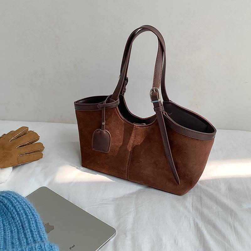 Light Luxury Brand Tote Bag Autumn/winter Suede Frosted Shoulder Bag High-quality Pu Patchwork Design Large Capacity Basket Bag 28x12x21cm кавовий
Light Luxury Brand Tote Bag Autumn/winter Suede Frosted Shoulder Bag High-quality Pu Patchwork Design Large Capacity Basket Bag 28x12x21cm кавовий