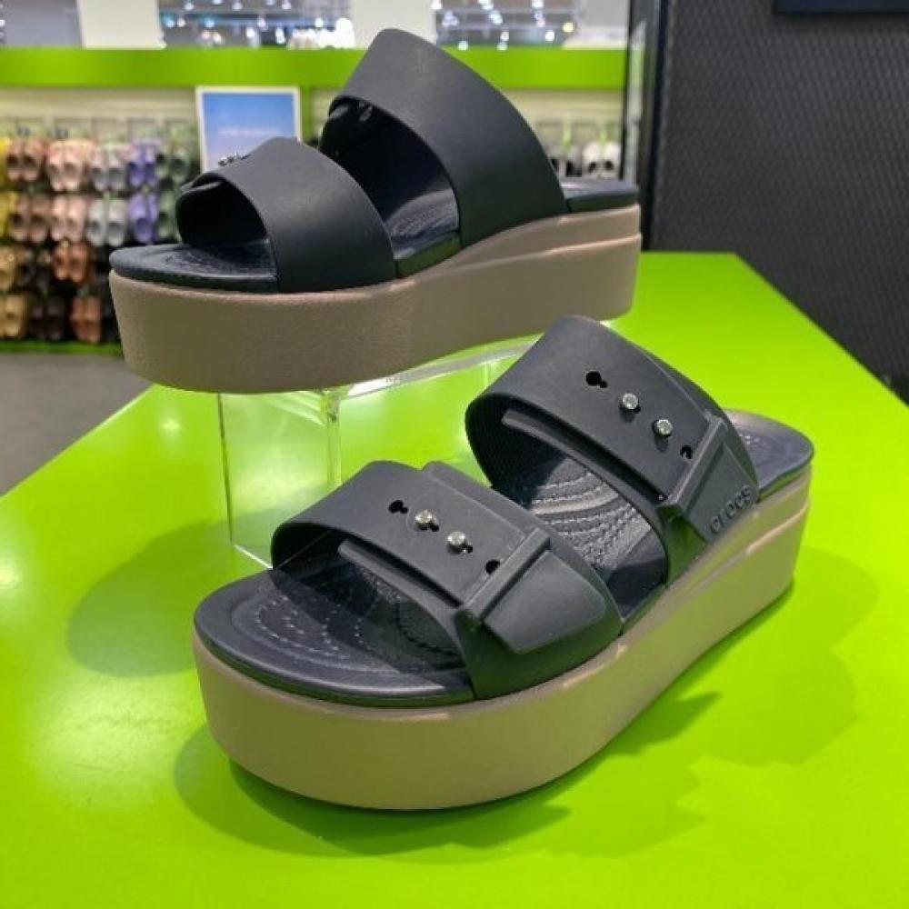 Crocs Hc02 Brooklyn Buckle Low Wedge In Store Delivery Navy Wedge Heel Heeled Sleigh BLACK/MUSHROOM/W8/250
Crocs Hc02 Brooklyn Buckle Low Wedge In Store Delivery Navy Wedge Heel Heeled Sleigh BLACK/MUSHROOM/W8/250