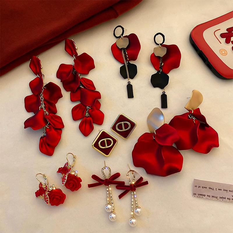Серьги с лепестками красной розы на китайский Новый год — праздничные, модные и элегантные
Серьги с лепестками красной розы на китайский Новый год — праздничные, модные и элегантные