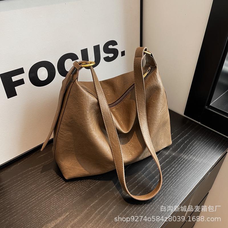 Retro underarm big bag women 2025 new trendy soft surface large capacity underarm bag short trip messenger tote bag хаки
Retro underarm big bag women 2025 new trendy soft surface large capacity underarm bag short trip messenger tote bag хаки