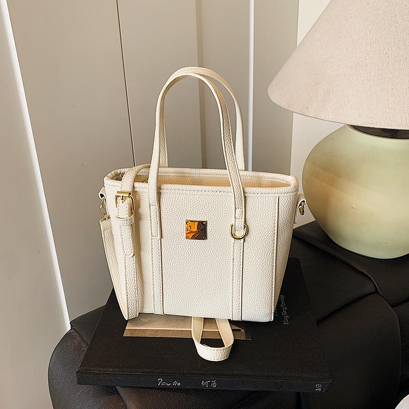 High-quality niche fashionable and simple wind portable bucket bag women s solid color versatile casual messenger bag чорний
High-quality niche fashionable and simple wind portable bucket bag women s solid color versatile casual messenger bag чорний