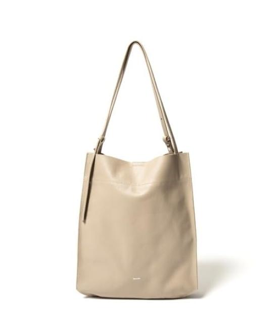 B-23203 Handbag
B-23203 Handbag