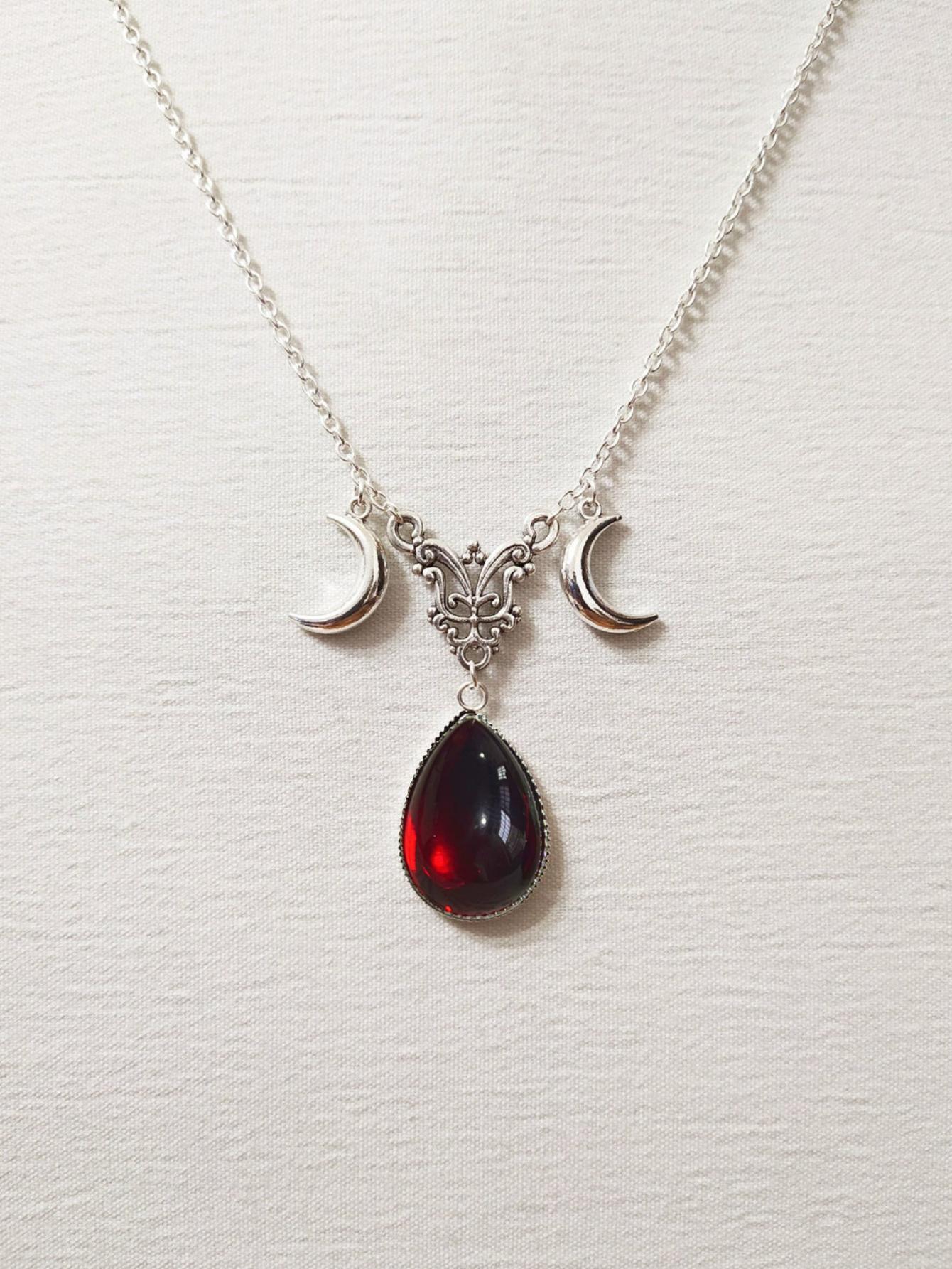 Gothic Sliver Color Triple Moon Goddess Black Glass Crystal Water Drop Pendant Necklace for Women Hallowmas Amulet Jewelry Gifts червоний
Gothic Sliver Color Triple Moon Goddess Black Glass Crystal Water Drop Pendant Necklace for Women Hallowmas Amulet Jewelry Gifts червоний