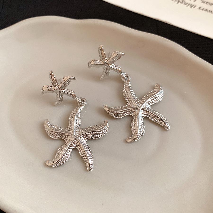 European and American silver needle metal pleated starfish pendant earrings simple fashion stud earrings light luxury high-end earrings women
European and American silver needle metal pleated starfish pendant earrings simple fashion stud earrings light luxury high-end earrings women